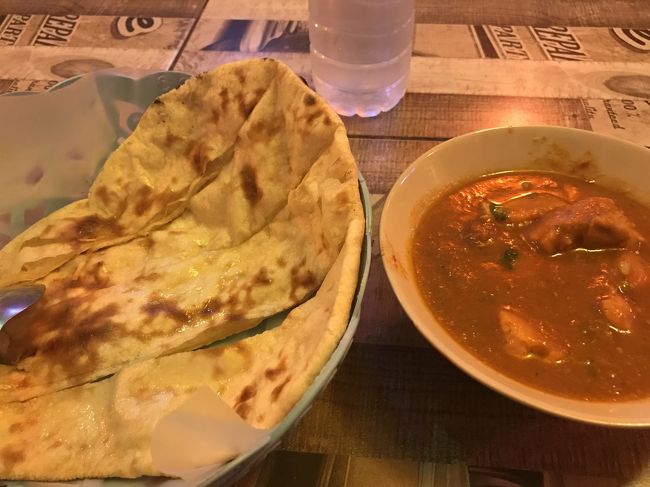 チキンカレーとナン<br /><br />味がイマイチ(⌒-⌒; )