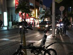 若干暗くなり店の明かりが映える国際通りまで戻って来ました。
名古屋に比べ緯度の低い沖縄ではこの時期でも日の入りは18時半頃なのは助かりました。