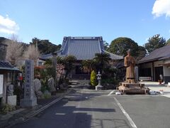 その歴史を探しに市内を巡ります。

ここは宝福寺ですが、1559年の開祖。

この宝福寺に滞在中の山内容堂に勝海舟が面会を求め、あの坂本龍馬の脱藩の罪の許しを乞い許されたお寺だそうです。

その当日、龍馬は町の旅館でその朗報を待っていたそうですが、何となく非行をして先輩が先生に弁解しているような図です(笑)