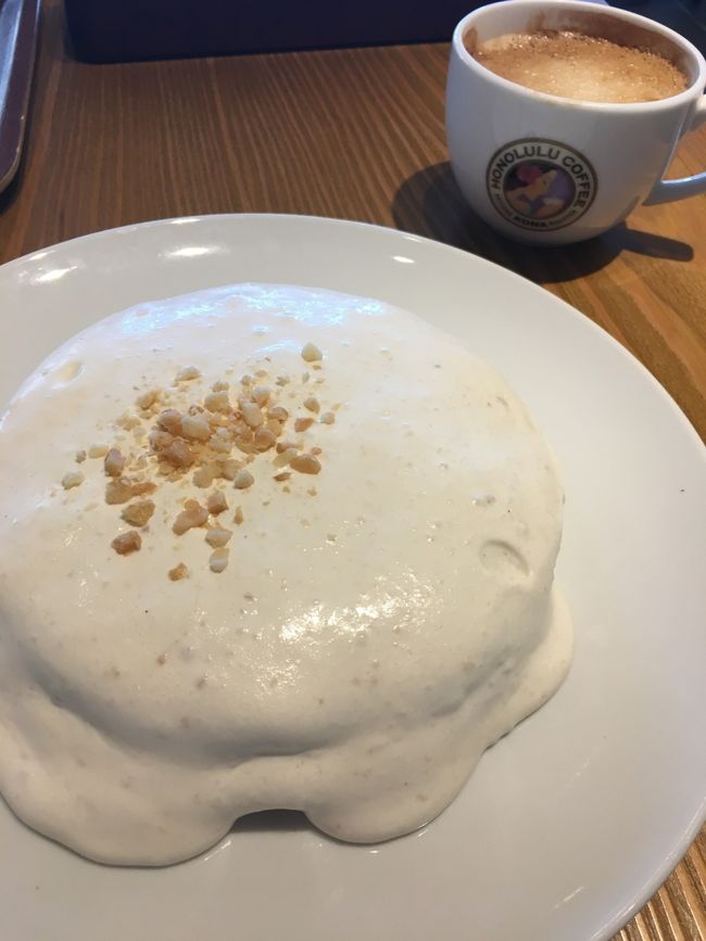 ブーツアンドキモスのマカダミアナッツソースのパンケーキ。<br />店内は混んでて何時間待ちとかだから、テイクアウトして外のベンチで食べました。待ち時間10分弱（笑）