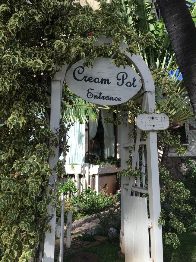 スフレのパンケーキで有名なクレームポットにも行きました。<br />店内は写真NGでしたが、可愛らしいお店でした。