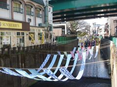 西武新宿線の中井駅を降りると、早速目の前に川の上に染物が一面に広がっている光景が現れます。本当にまちをあげて、イベントをやっている感じが出ています。