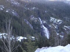 シャノンフォールズ州立公園にもちょっと寄ってく～？

なんて、パーキングに入ろうとしたけど、除雪もされていなくて閉鎖されてました。

【関連旅行記】
バンクーバーから1泊2日の息抜き旅行、スコーミッシュ　２、Shannon Falls Provincial Park（シャノンフォールズ州立公園）
http://4travel.jp/travelogue/11014685