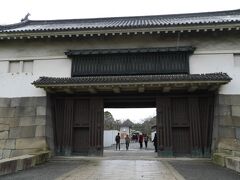 京都駅に到着後、京都駅キャリーサービスを利用。
宿泊施設まで届けてくれます。http://carry-s.com/　
クレカのクーポン利用で７５０円→３００円でした。
ありがたやありがたや。

京都駅から二条城まで電車で移動。晴れの予定だったので、折りたたみ傘もキャリーしてしまいました。
雨です。結構土砂ぶってます。

