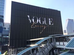 BTSチョーノンシー駅前
MahaNakhon CUBE（マハナコーン・キューブ）ビルの壁が電光掲示板のスクリーンになってます
隣は建設中の超高層ビル、ザ リッツカールトンがあるのですぐにわかります
いよいよ【L'Atelier de Joel Robuchon】へ参ります