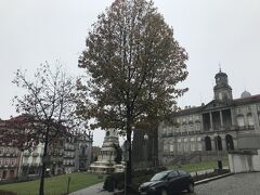 とりあえず、ボルサ宮見学のガイドツアー申し込みのため、ボルサ宮へ向かいます。自由見学はなく、ガイドツアーのみになっています。