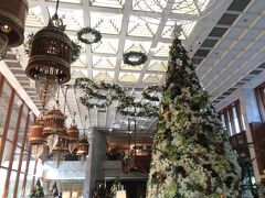 美しいフラワーアレンジメント、生花でできたクリスマスツリー
これを見るだけでも来る価値あります！