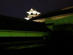 最後は高知城。
とはいっても施設はすでに閉まっている。
ライトアップを撮影しに来た。
