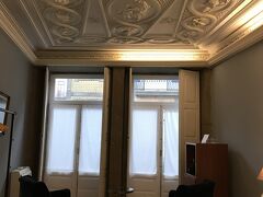 ポルト空港に着き、事前にネット予約していたEUROPCARの店に直行、受付の人はおらず、そこの台にあった電話で呼び出してみると外側でワゴン車が待機しているからそこへいけとの指示が。そのワゴン車に乗り込み、車引渡し場所へ。
借りた車はイビザ社の中くらいの車。ネットではスーツケースが二つ入れられるとのことだったが、入らず。エンジンも弱く、乗り込んだ瞬間に後悔。その後も強風にハンドルを取られそうになったり、石畳の坂道の多いポルトガルの町でタイヤがカラ回りしたり、少しの傾斜のある坂道でバックするときエンジンから焦げ臭い匂いが出たりしました。一応無事旅行をすることは出来ましたが、エンジンの強い車をお勧めします。

空港からポルト市内は20分程度で着きます。

写真は滞在したB&B
Casa dos Lóios Boutique Guesthouse, Rua das Flores 245 A, 4050-267 Porto, Portugal　
サンベント駅のすぐ近くで、メイン歩行者通りにあり、すぐ横に立体駐車場もあって、とても便利でした。スタッフもすごーーく親切。B&Bなので朝食も当然ついています。