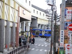 小田急線　豪徳寺駅

梅ヶ丘駅から線路沿いの道を歩くと間もなく豪徳寺に到着。
ここでは、小田急線と東急世田谷線が交差しており、世田谷線は山下駅となります。
この近くにあった安くラーメンが食べｯられる中華満來は、残念ながら閉店してしまったようです。