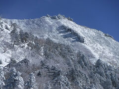 本当は今日アタックしたかった権現岳の岩峰。

頂上直下はかなり風が強そうです。