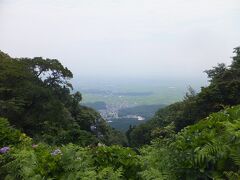 山頂に向けて歩いて行きます。途中に見えた景色。弥彦の街並み。