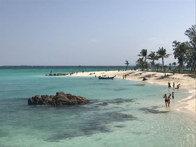 島の東側にサンライズビーチがあります<br /><br />リペ島後半にこのビーチに宿泊するのでまたその時にいろいろ^ ^<br /><br />最初ビーチに行くまで迷いましたがビーチ西側に行くほど広くちょっとお高いリゾートがあります<br /><br />