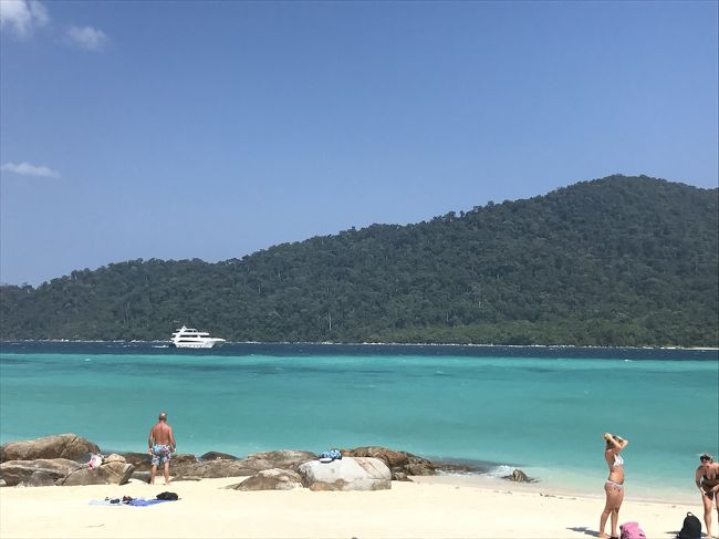 リペ島に来てだいたいいいお天気^ ^<br /><br />2/14バレンタインも天気良く、夜は花火が🎆<br />10発ほどで終わりましたけど笑笑<br /><br />毎日パタヤビーチには続々と観光客が来てます<br />ダントツ欧米人、北欧からインド、あと韓国にやっぱり中国人、もちろん日本人も。<br /><br />そのうちプーケットみたいになっちゃうんでしょうか<br />先日、日本からの新婚若カップルさんとインドレストランで話してリペ島からランカウイに行くというのでランカウイガイドマップあげました^ ^<br /><br />けっこう日本人来てますね～<br /><br />俺的にはもう少しのんびりした静かな雰囲気が好きだけど<br /><br />