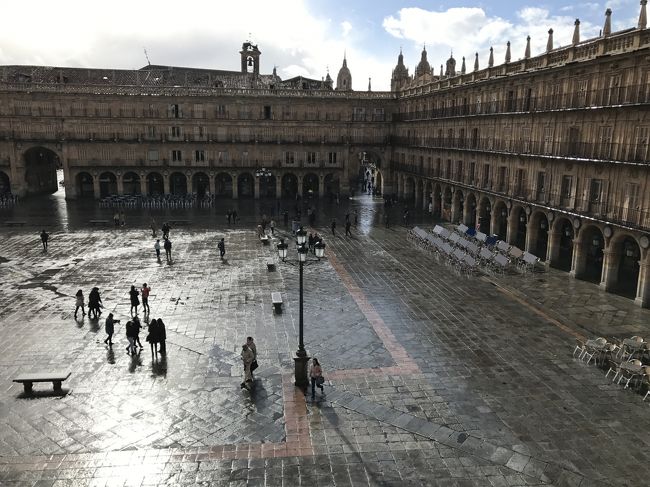 ４時間弱でサラマンカへ着きました！<br /><br />着いた頃には雨もひいて、きれいな空。<br /><br />サラマンカは町の中心に位置するプラザマイヨールが有名です。<br />スペインの中でも特に美しい広場の一つだといわれています。<br />スペインバロック建築の広場に　レストランや宝石屋、ブティックなどが軒を並べています。我々はこの広場が眺められるホテルに宿をとりました。料金も手ごろです。お勧めですよ！<br /><br />Sercotel Hotel Las Torres <br /><br />Calle Concejo, 4, 37002 Salamanca, Spain<br /><br /><br /><br />