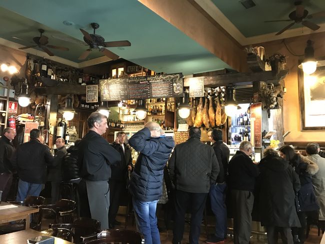 シエスタの時間になると、このありさま。<br /><br />だーれもテーブル席に着きません。サービス料を取られたくないから。<br /><br />理にかなってる！合理的。<br /><br />でも、立ちっぱなしって、疲れません？<br /><br />てなわけで、イマドキの中年の我々はは座っちゃいました。（汗