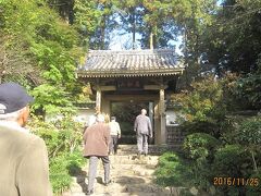 私たちは、龍潭寺の山門をくぐって、下写真の庫裏に向かいました。