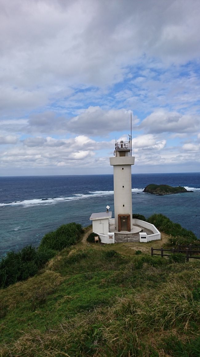 この灯台の方に降りていくこともできるようでした。<br /><br />根性無しの私は強風のため日和りましたが…笑