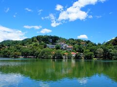 そのすぐ先には、静かに水を湛える風光明媚なキャンディ湖の眺めが。

このキャンディ湖、実はアヌラーダプラのバサワックラマ・ウェワやポロンナルワのパラークラマ・サムドラと同様、当時の王の力によって造られた人造湖。

１９世紀初め、キャンディ王国最後の王、スリー・ウィクラマ・ラジャシンハによって１２年の歳月をかけて造られたそうですが、完成したのもつかの間、オランダを打倒してセイロン島におけるさらなる権益拡大を図る英国の侵入を抑えきれず、1815年、屈辱的なキャンディ条約により英国の保護国に転落。

1817年にはウバ州での反乱が失敗して英国領セイロンへと併合されることとなり、350年続いたシンハラ人最後の王朝、キャンディ王国はここに完全に滅亡することとなりました・・・。