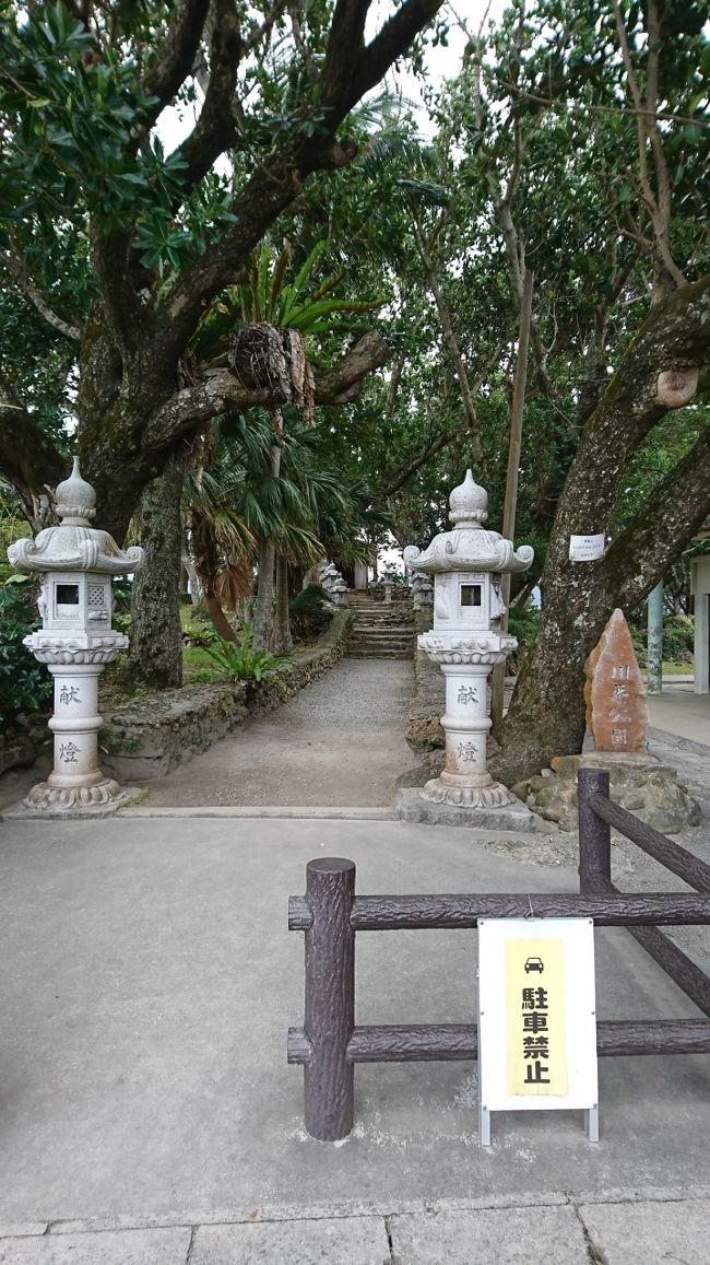 ちなみに川平湾へは、駐車場のところにある神社を左に見ながら歩いていきます。<br /><br />この後、ミルミル本舗本店へ向かったのですが、急遽早じまいした日で、ジェラートを食べ損ねました<br />（ＴДＴ）ｻﾞﾝﾈﾝ<br /><br />甘いもの食べたいなぁと思いつつ、宿へ向かいます。<br /><br /><br />つづく～<br /><br />