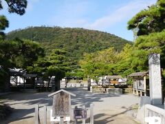 本日最初の観光地は栗林公園。
紫雲山を借景として6つの池と13の築山を配した大名庭園。
公園の起源としては16世紀末ごろ、豪族佐藤氏が小さな別邸を築庭したのに始まるといわれる。