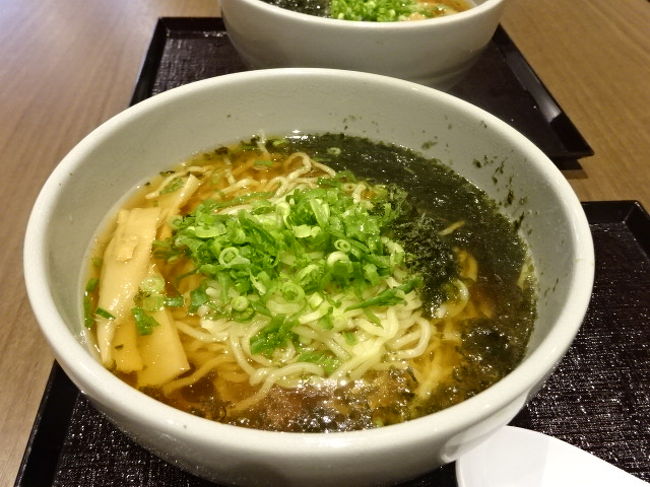 ホテルへ戻りました。<br />ドーミーインを気に入っている理由その②。<br />２１時３０分から始まる、夜鳴きそばの提供です。<br />宿泊者向けにおこなわれているサービスで、シンプルな０．５人前の<br />しょうゆラーメンを無料でいただくことができます。<br />夫がこのサービスを気に入っていて、自分の分を食べた後、<br />私の分も平らげます(笑)<br />さっき、台湾ラーメンを食べたはずなんですけどね。