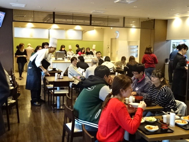 これは、食べた後なので８時すぎだと思います。かなり混雑しております。<br />当然ですが、７時すぎはもう少し空席が多かったです。<br />この画像で日本国籍をさがすのは結構大変で、ほとんどがアパから流れてきた<br />大陸系外国人旅行者です。<br />アパの事を大声でとやかく言っていたのがわかってしまったので(笑)<br /><br />この週末は、ダンス系男性ユニットのドームツアーだったとかで、日本国籍の宿泊客は若い女性が多いように感じました。<br />