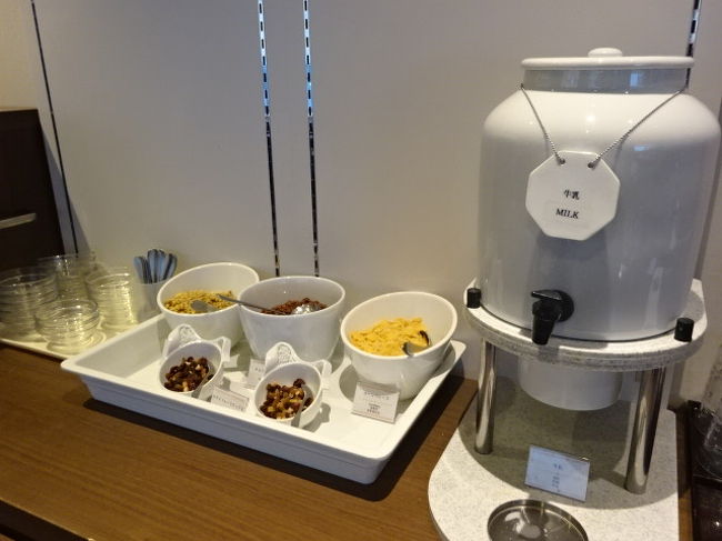 ジュースのとなりには、牛乳とシリアル類。