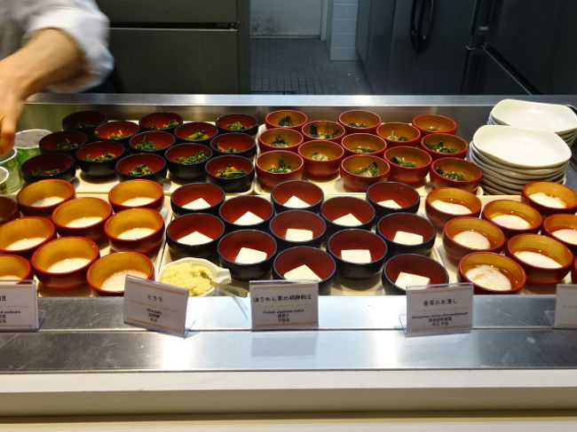 和食コーナー。小さな容器に色々なおかずが盛られています。<br />少しずつ色々なものが選べるのって楽しいです。