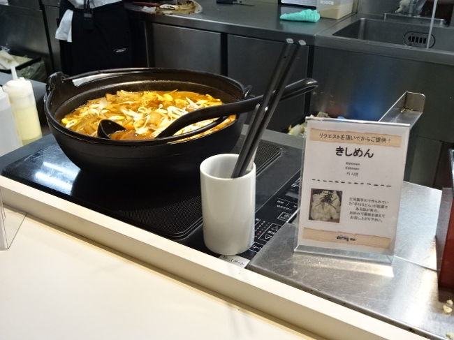 和食のコーナーには、名古屋メシのきしめんがありました。<br />和食コーナーの配膳係の方が、このきしめんを売り込んでました。