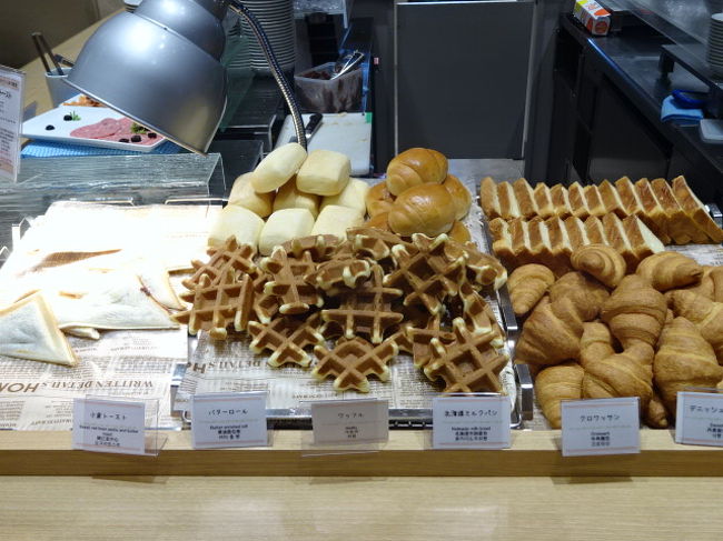 洋食コーナー。ワッフルやクロワッサンのとなりに、なんと名古屋メシ！<br />小倉トーストです、ホットサンドのような三角形でサンドされています。<br />出来立てを並べているようで、ほんのり温かく美味しかったです。