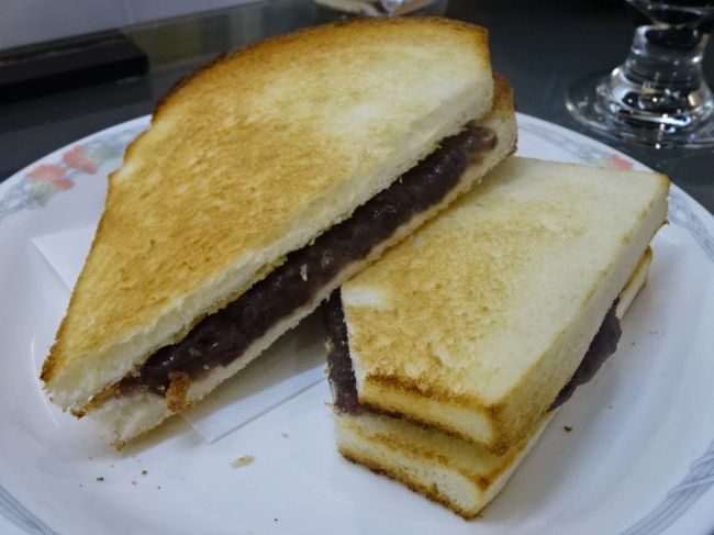 小倉トースト。ドリンクとのセットで６８０円です。<br />セットのドリンクは、コーヒー、レモンティー、ミルクティー、ミルク、（ホット・アイス）コーラ、ソーダ水から選ぶことができます。<br />夫曰く、とても美味しかったそうです。