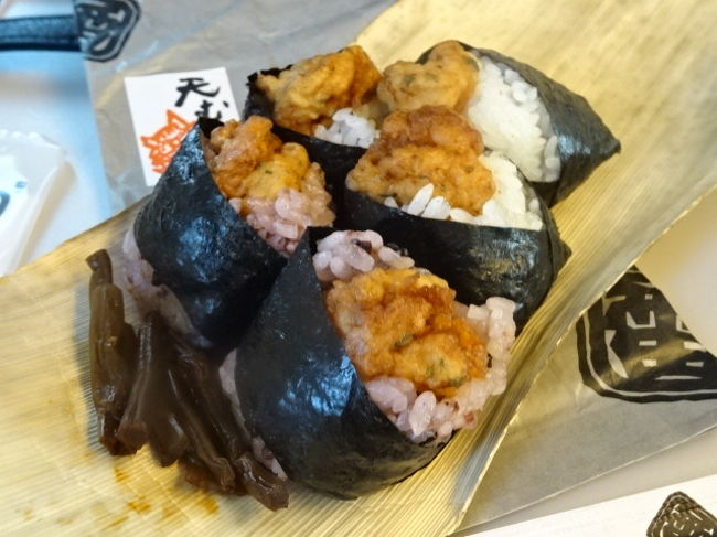 新幹線に乗り込み、さっそくランチです。<br />高島屋地下食品街で購入した、地雷屋の天むす。白米と黒米のミックス５個入りで６５０円（税抜）です。