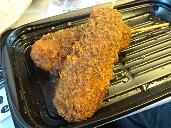 同じく、高島屋地下食品街で購入した、名古屋発の惣菜店「まつおか」の味噌クシカツ　２００円（税抜）。<br />まつおかは、東京のデパートにも入っているところがありますが、味噌クシカツを取り扱っているとこは少ないです。この味噌クシカツは、脂身がなくさっぱりとした味わいで、超オススメです。