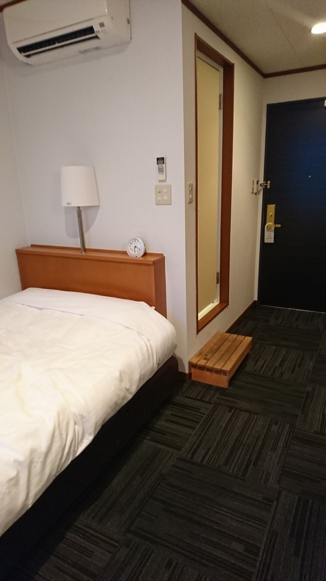 こじんまり、こざっぱりしたお部屋でございます。