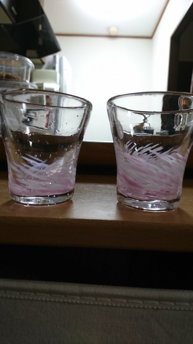 (*≧з≦)ｶﾜｲｲ！！<br /><br />ひとめぼれでした。<br /><br />今や琉球ガラス作家さんは少ないそうです。<br />ひとつひとつ手作りで、形や模様の違いが素敵！<br /><br />帰宅後、さっそく日本酒飲みました♪