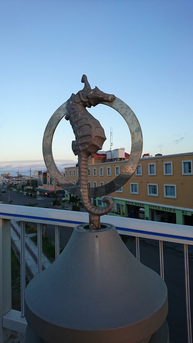 橋の上には、タツノオトシゴのオブジェがありました。