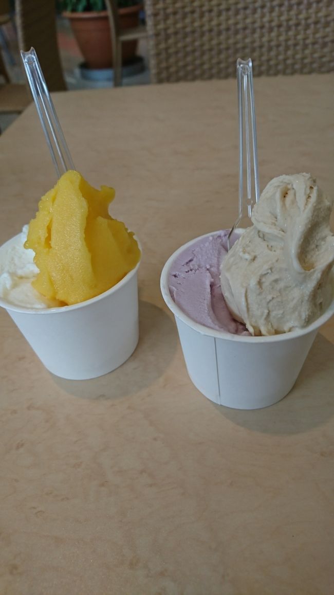 私は紅いもと塩黒糖の、THE沖縄な感じにしてみました。<br />美味し～、これ美味し～～！！<br /><br />ちなみに夫のは、マンゴーとミルク。<br />マンゴーはプラス100円です。