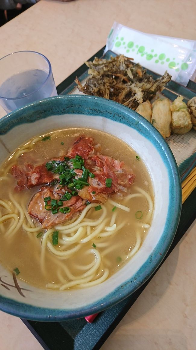 ソーキそばと天ぷらを。<br /><br />ソーキはとろっとろ！<br />肉おかわりーってできればいいのになぁ笑<br /><br />もずくの天ぷら、初めて食べました。<br />冷えててもパリパリで美味しかったです(*^ー^)ノ♪