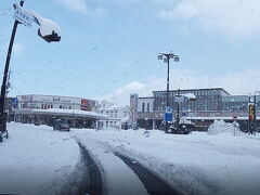 倉吉駅前の雪。
轍がすごいことに。