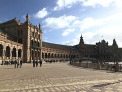 実はこの日、夫は無料ウォーキングツアーに参加しております。

ホテルロビーに１０時半にツアーグループが迎えに来てくれます。

予約不要。夫によると、かなり多くの参加者がいて、結果的にいくつかの言語グループに分かれて、ツアーが行われたらしい。

無料だけれど、ツアー終わりにお礼のチップをあげると良いです。


歴史好きの夫は　ガイドに話を聞きたくて、ツアーに参加。

しかし、私はどっちかというとビジュアル派。せっかくセヴィリアに来たのだから、静かにじっくりと見物したい。

メインの観光スポットは一つも外したくない・・・というので、別行動。