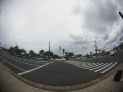 やっと隔離から開放されました。
横断歩道の先がマウイ・モールMaui Mallです。