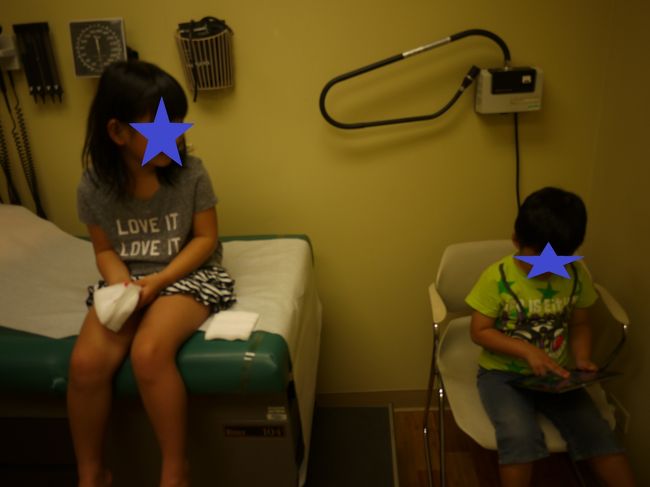 処置室です<br /><br />消毒してもらって、２４時間は濡らさないように言われました<br /><br />今日はプールに入れなくなっちゃったね<br /><br /><br />血が出ているだけと思ってましたが、爪がはがれていました・・・なんとコワイ(T_T)<br /><br />２日後にもう１度　受診してくださいと言われたけど、明後日は帰国日<br /><br />「じゃあ日本で診てもらって下さいね」　「はい、わかりました！」<br /><br />先生に診てもらって娘も落ち着きました<br /><br />やっぱり旅行保険は必須ですね