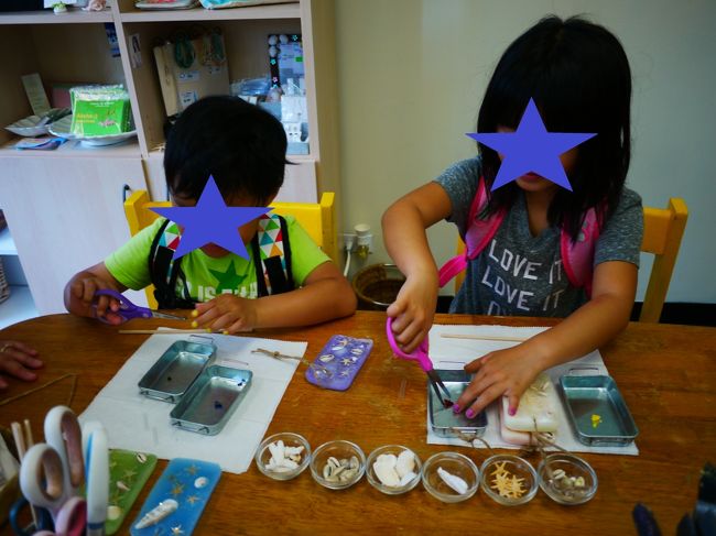 なんと早いこと<br /><br />待ちきれずスタート<br /><br />型枠の中で、色の素となるクレヨンみたいなのをハサミで切っているところです