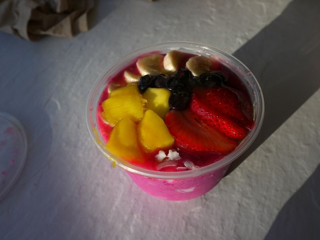 ラニカイジュースのオープンを待って、買ってきました<br /><br /><br />昨日の夜に行ったらもう閉まってた(>_<)<br /><br />開店が早い分、閉店も早かった・・・<br /><br />ということで諦めきれずリベンジ<br /><br />ピタヤボウル　１０ドル<br /><br /><br />これ大好きです！！