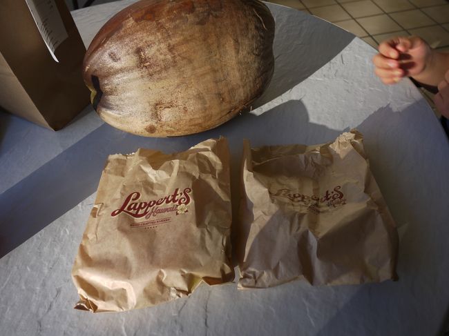 朝のラパーツはアイスじゃなくてベーカリーの客で行列<br /><br /><br />私も並んで買ったのはベーグルとスコーン１つずつ<br /><br />ベーグルはプレーンをオーダーするも売り切れ<br /><br />じゃあ、セサミベーグルでって言ったのに