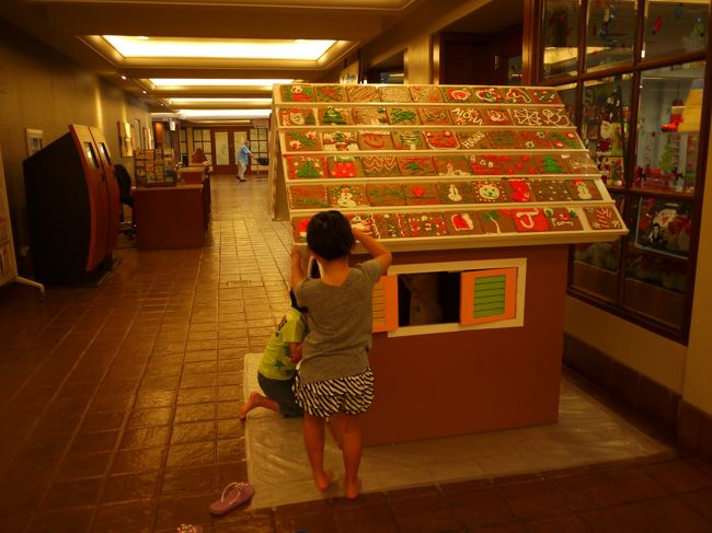 この家、ドアも窓も付いていて　子供たちの食いつきが良い<br /><br />うちの子供達２人ともう１人　外人の子が遊んでいたのですが　ここで事故が起きました<br /><br />中に入りたい娘と入ってきてほしくない外人の子<br /><br />ドアで押し合いになって指を挟みました<br /><br />開き戸タイプの蝶番がある方で(;_;)/~~~<br /><br />もうビックリ　<br /><br />爪が真っ赤で血が出ていて、アワワ<br /><br />大粒の涙を流し騒ぐ出す娘を見て、必死に平静を装う私・・・「大丈夫だからね」と言いながら心臓バクバク<br /><br />とりあえず娘に指を見せないようにしなきゃ、と近くにいたスタッフの方に声をかけて水とティッシュをもらいました<br /><br />警備員さんが来てくれて村内の病院に連れて行ってもらうことになりました