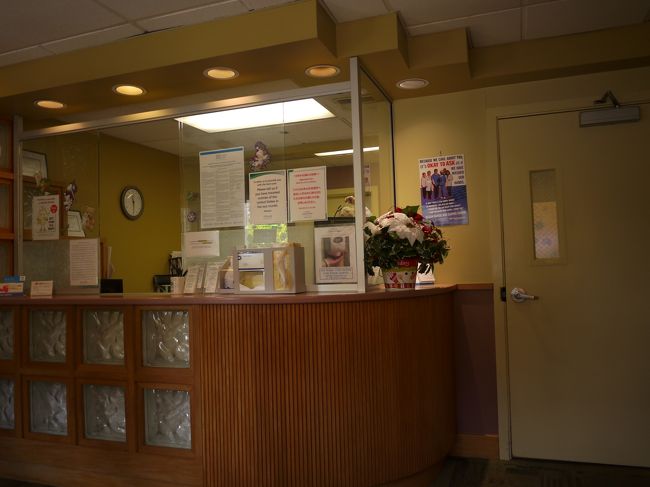 病院があるのは知っていたのですが、受診は初めてで場所がわからなかったので連れてきてもらいました<br /><br />旅行保険はいつも加入してるので、診てもらう方が安心だと思いました<br /><br /><br />受付のお姉さんは日本人で説明も楽でした（お医者さん、看護師さんからの話も全てこのお姉さんが通訳してくれました）<br /><br />受診するにはパスポート（未成年なので親の分も）と旅行保険証書が必要とのこと<br /><br /><br />一旦　部屋まで取りに戻りました