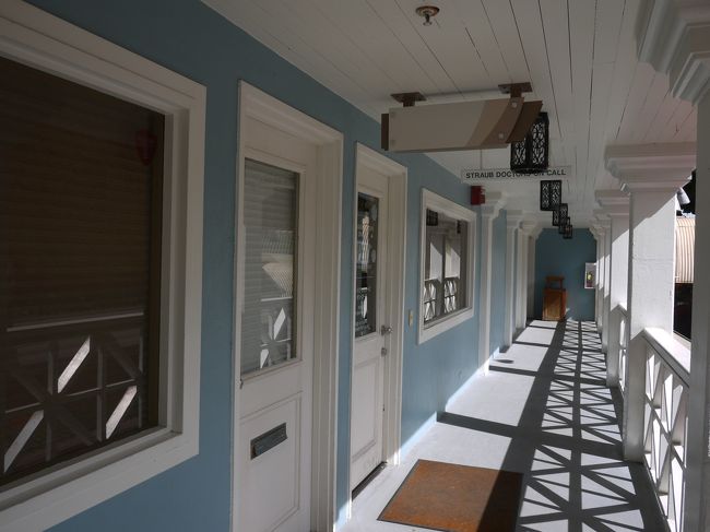 この廊下を進むと