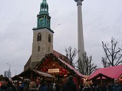 赤の市庁舎広場のクリスマスマーケットです。近くにはマリエン教会が見えます。